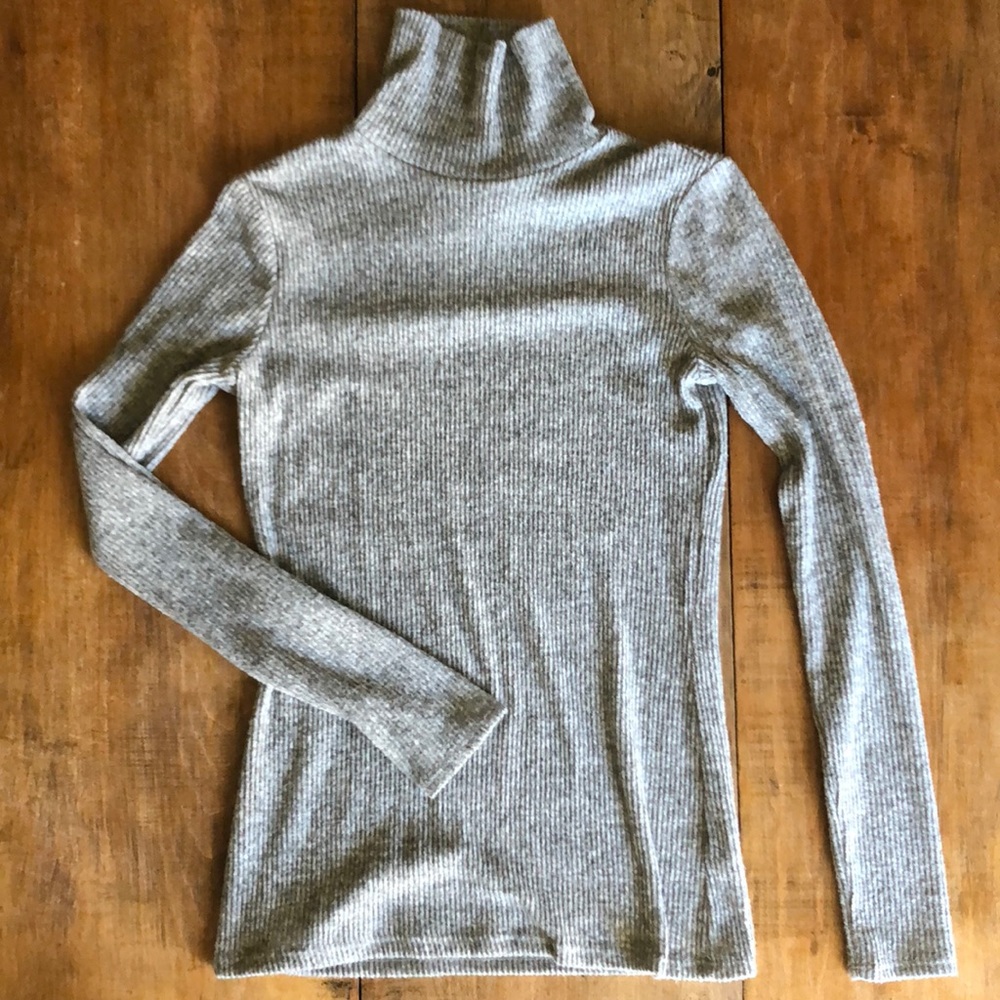 Turtleneck sweater. Gray.